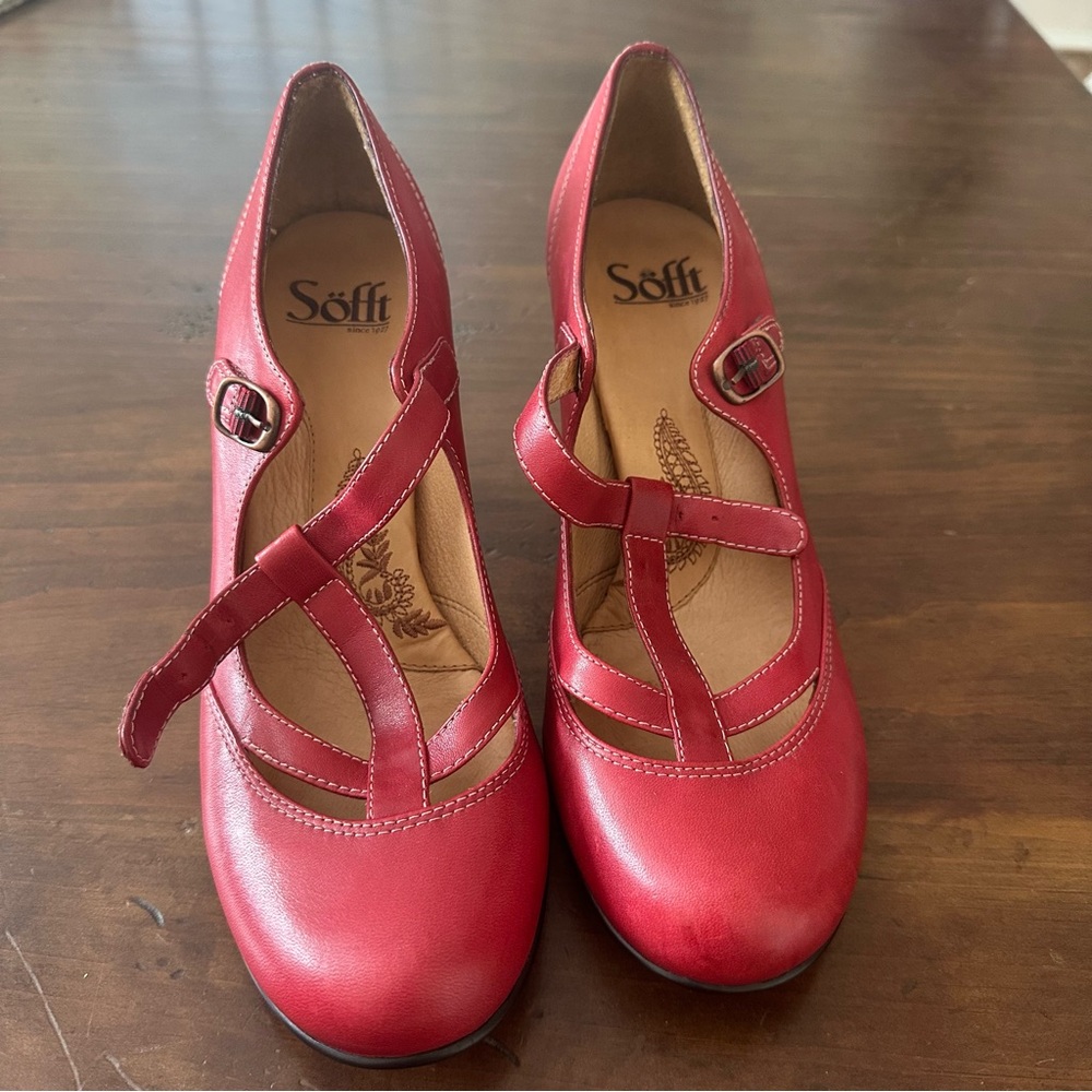 Söfft women’s buckled red heels size 8